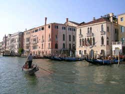 Gondoleiro pelo Grand Canal