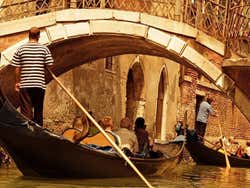 Gondoleiros pelos canais de Veneza