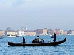 Traghetto atravessando o Grand Canal