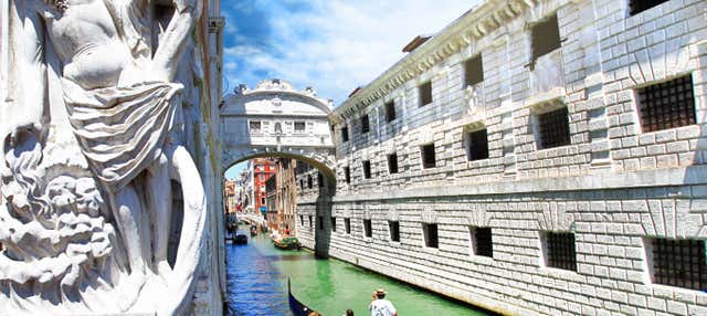 Passeio de gôndola pelos canais de Veneza e a Ponte dos Suspiros